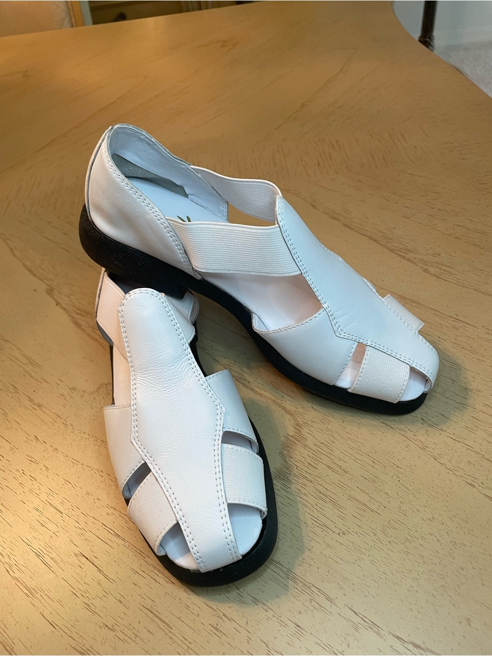 Sun Bay Footwear Heidi White Leather Comfort Sandals Size 7M coastal slip on